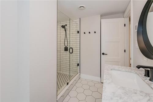 641 Rose Street, Cambridge, ON - Indoor Photo Showing Bathroom