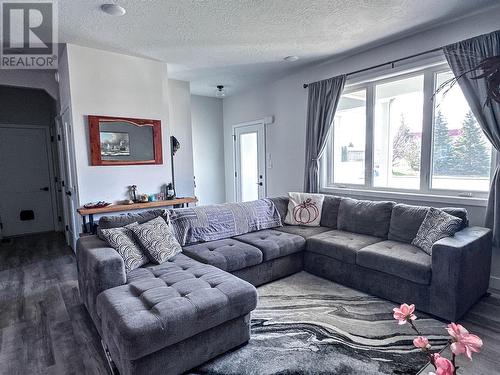 1416 108 Avenue, Dawson Creek, BC - Indoor Photo Showing Living Room