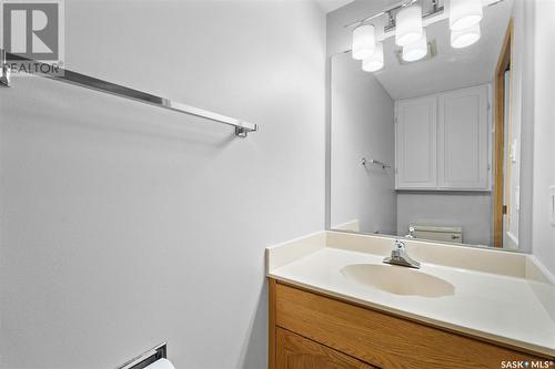 208 910 9Th Street E, Saskatoon, SK - Indoor Photo Showing Bathroom