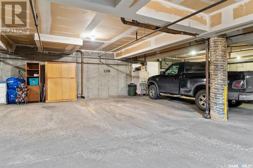 208 910 9Th Street E, Saskatoon, SK - Indoor Photo Showing Garage