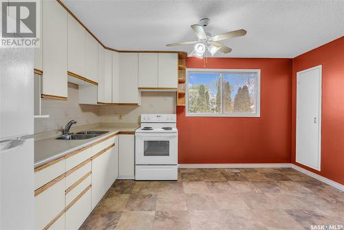 197 Acadia Court, Saskatoon, SK - Indoor Photo Showing Kitchen With Double Sink