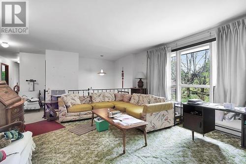 14482 Eight Mile Road, Middlesex Centre (Arva), ON - Indoor Photo Showing Living Room