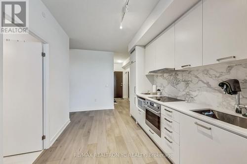 711 - 38 Honeycrisp Crescent, Vaughan, ON - Indoor Photo Showing Kitchen With Upgraded Kitchen