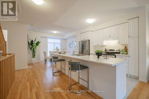 207 Vantage Loop, Newmarket, ON - Indoor Photo Showing Kitchen With Upgraded Kitchen