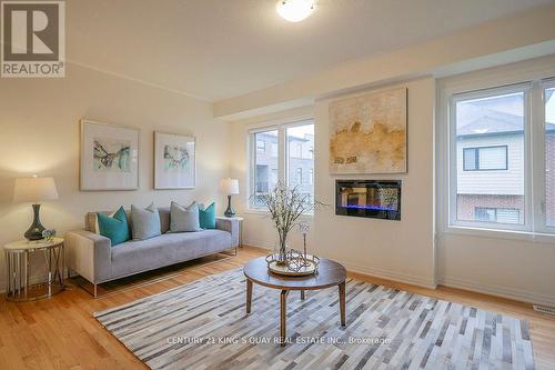 207 Vantage Loop, Newmarket, ON - Indoor Photo Showing Living Room