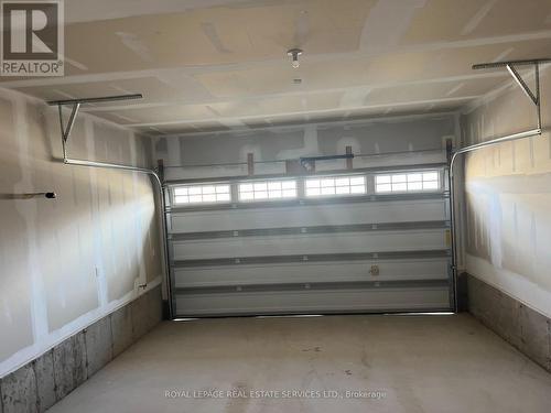 116 Limestone Lane, Shelburne, ON - Indoor Photo Showing Garage