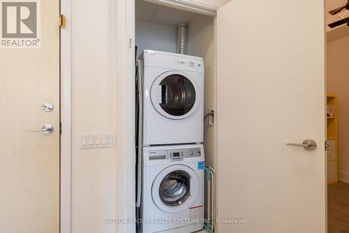 401 - 30 Roehampton Avenue, Toronto, ON - Indoor Photo Showing Laundry Room