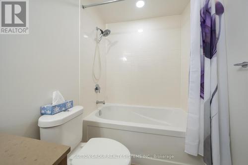 401 - 30 Roehampton Avenue, Toronto, ON - Indoor Photo Showing Bathroom