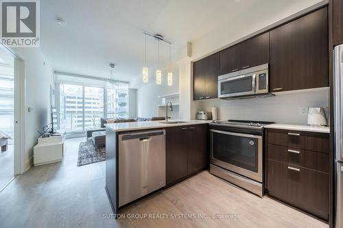 401 - 30 Roehampton Avenue, Toronto, ON - Indoor Photo Showing Kitchen With Upgraded Kitchen