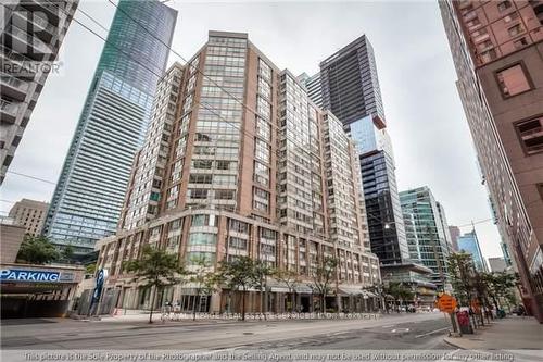 1002 - 717 Bay Street, Toronto, ON 