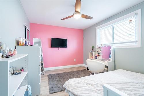 9 Delawana Drive, Hamilton, ON - Indoor Photo Showing Bedroom