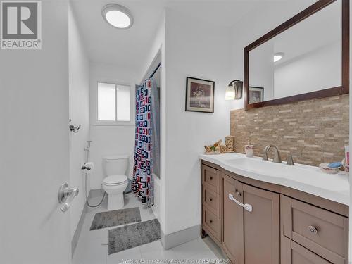 9827 Ridge Road, Windsor, ON - Indoor Photo Showing Bathroom