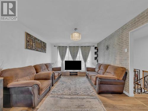9827 Ridge Road, Windsor, ON - Indoor Photo Showing Living Room
