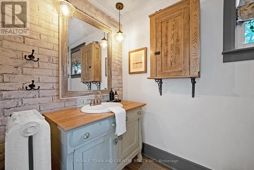 18 Russell Street E, Kawartha Lakes, ON - Indoor Photo Showing Bathroom