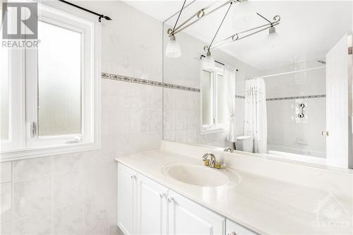 Main bathroom - 127 Withrow Avenue, Ottawa, ON - Indoor Photo Showing Bathroom