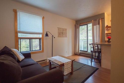 1611 Nickelplate Road Unit# 308, Rossland, BC - Indoor Photo Showing Living Room