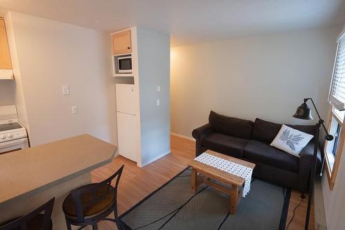 1611 Nickelplate Road Unit# 308, Rossland, BC - Indoor Photo Showing Living Room