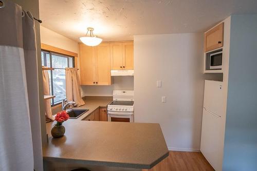 1611 Nickelplate Road Unit# 308, Rossland, BC - Indoor Photo Showing Kitchen