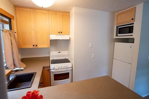 1611 Nickelplate Road Unit# 308, Rossland, BC - Indoor Photo Showing Kitchen