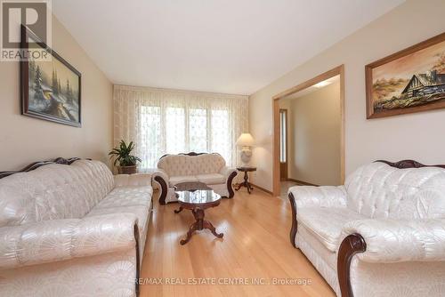 930 Wetherby Lane, Mississauga, ON - Indoor Photo Showing Living Room