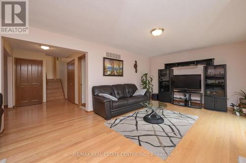 930 Wetherby Lane, Mississauga, ON - Indoor Photo Showing Living Room
