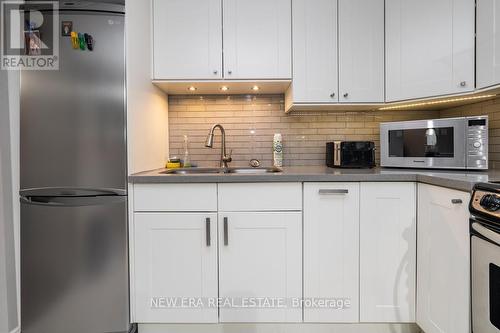 6304 Martel Court, Mississauga, ON - Indoor Photo Showing Kitchen With Double Sink