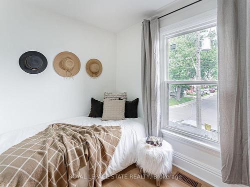 15 Barnesdale Ave N, Hamilton, ON - Indoor Photo Showing Bedroom