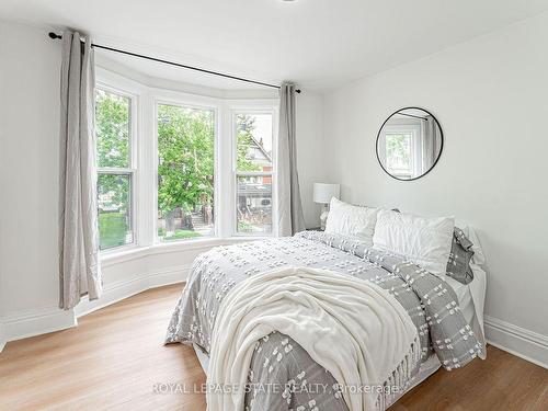 15 Barnesdale Ave N, Hamilton, ON - Indoor Photo Showing Bedroom