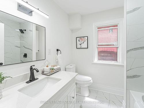 15 Barnesdale Ave N, Hamilton, ON - Indoor Photo Showing Bathroom