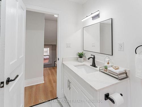 15 Barnesdale Ave N, Hamilton, ON - Indoor Photo Showing Bathroom