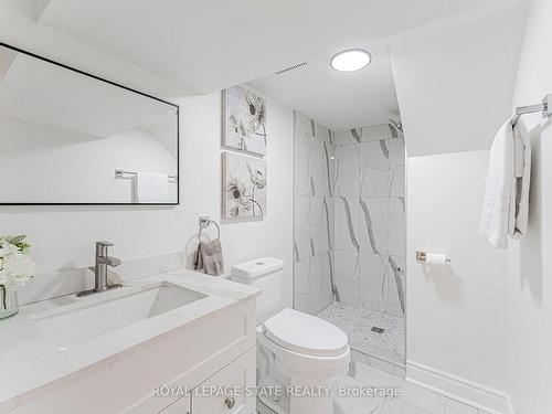 15 Barnesdale Ave N, Hamilton, ON - Indoor Photo Showing Bathroom