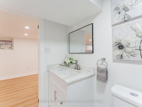 15 Barnesdale Ave N, Hamilton, ON - Indoor Photo Showing Bathroom