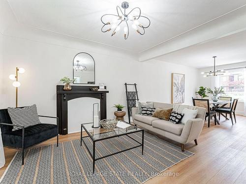 15 Barnesdale Ave N, Hamilton, ON - Indoor Photo Showing Living Room