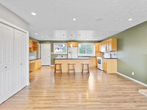 1060 North Glen Drive, Kamloops, BC - Indoor Photo Showing Kitchen