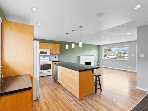 1060 North Glen Drive, Kamloops, BC - Indoor Photo Showing Kitchen