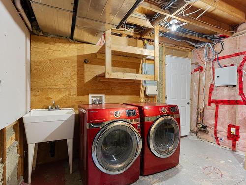 1060 North Glen Drive, Kamloops, BC - Indoor Photo Showing Laundry Room