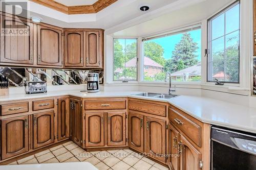 394 Scenic Drive, Hamilton, ON - Indoor Photo Showing Kitchen With Double Sink