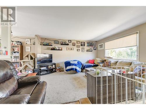 265 Fir Court, Kelowna, BC - Indoor Photo Showing Living Room