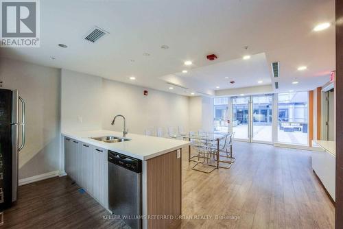 611 - 15 James Finlay Way, Toronto (Downsview-Roding-Cfb), ON - Indoor Photo Showing Kitchen With Double Sink With Upgraded Kitchen