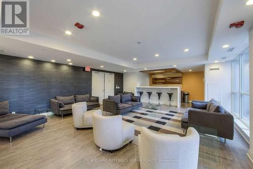 611 - 15 James Finlay Way, Toronto (Downsview-Roding-Cfb), ON - Indoor Photo Showing Living Room