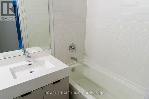 605 - 57 Brock Avenue N, Toronto W01, ON - Indoor Photo Showing Bathroom