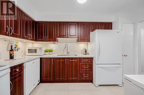 77 Jenny Wrenway, Toronto, ON - Indoor Photo Showing Kitchen