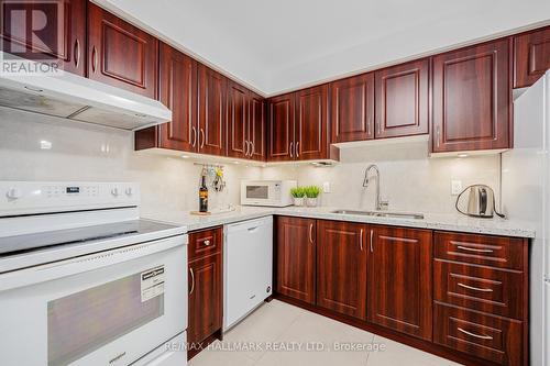 77 Jenny Wrenway, Toronto, ON - Indoor Photo Showing Kitchen