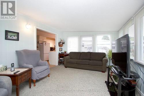 6 The Cove Road, Clarington, ON - Indoor Photo Showing Living Room