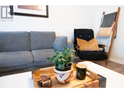 265 Snowsell Street Unit# 215, Kelowna, BC - Indoor Photo Showing Living Room