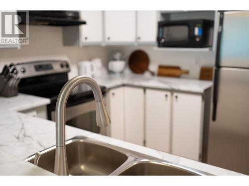 265 Snowsell Street Unit# 215, Kelowna, BC - Indoor Photo Showing Kitchen With Double Sink