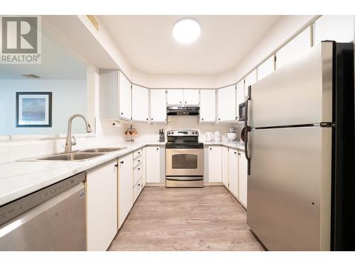 265 Snowsell Street Unit# 215, Kelowna, BC - Indoor Photo Showing Kitchen With Double Sink