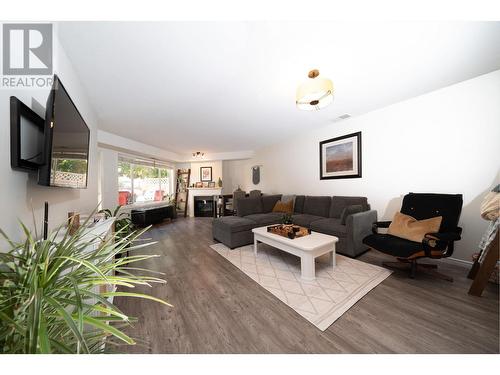 265 Snowsell Street Unit# 215, Kelowna, BC - Indoor Photo Showing Living Room