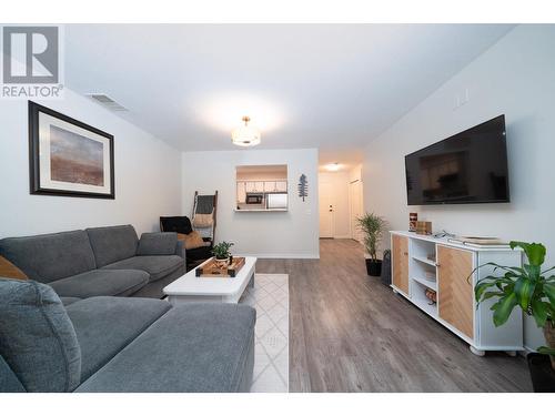 265 Snowsell Street Unit# 215, Kelowna, BC - Indoor Photo Showing Living Room