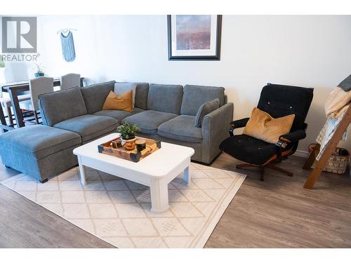 265 Snowsell Street Unit# 215, Kelowna, BC - Indoor Photo Showing Living Room